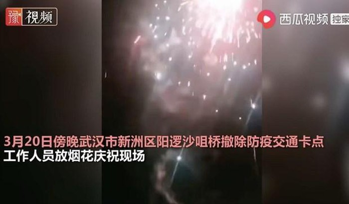  
Hình ảnh pháo hoa được bắn lên tại Vũ Hán sau khi tháo bỏ chốt kiểm soát. (Ảnh: SCMP)