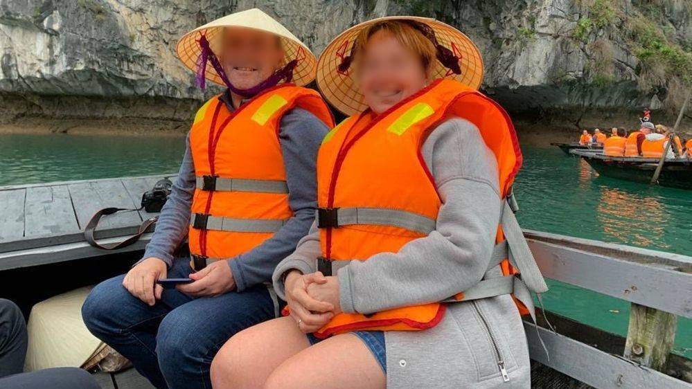  
Cặp đôi du khách Anh đã lên tiếng chê bai khu cách ly tại Việt Nam. (Ảnh: Sky News)
