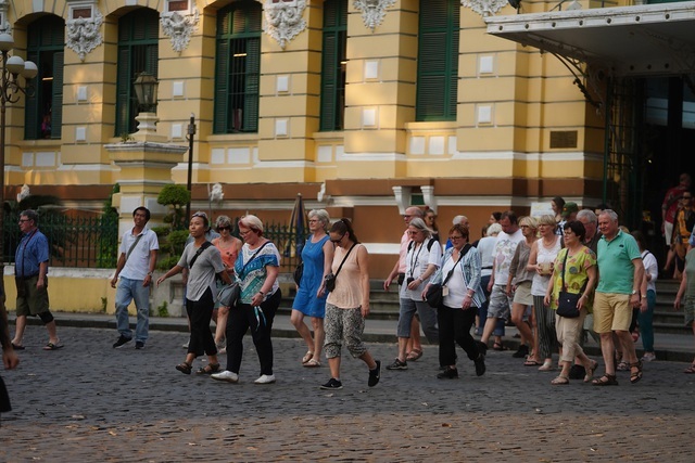  
Rất nhiều du khách nước ngoài không đeo khẩu trang khi đi du lịch ở Việt Nam (Ảnh: Dân trí)