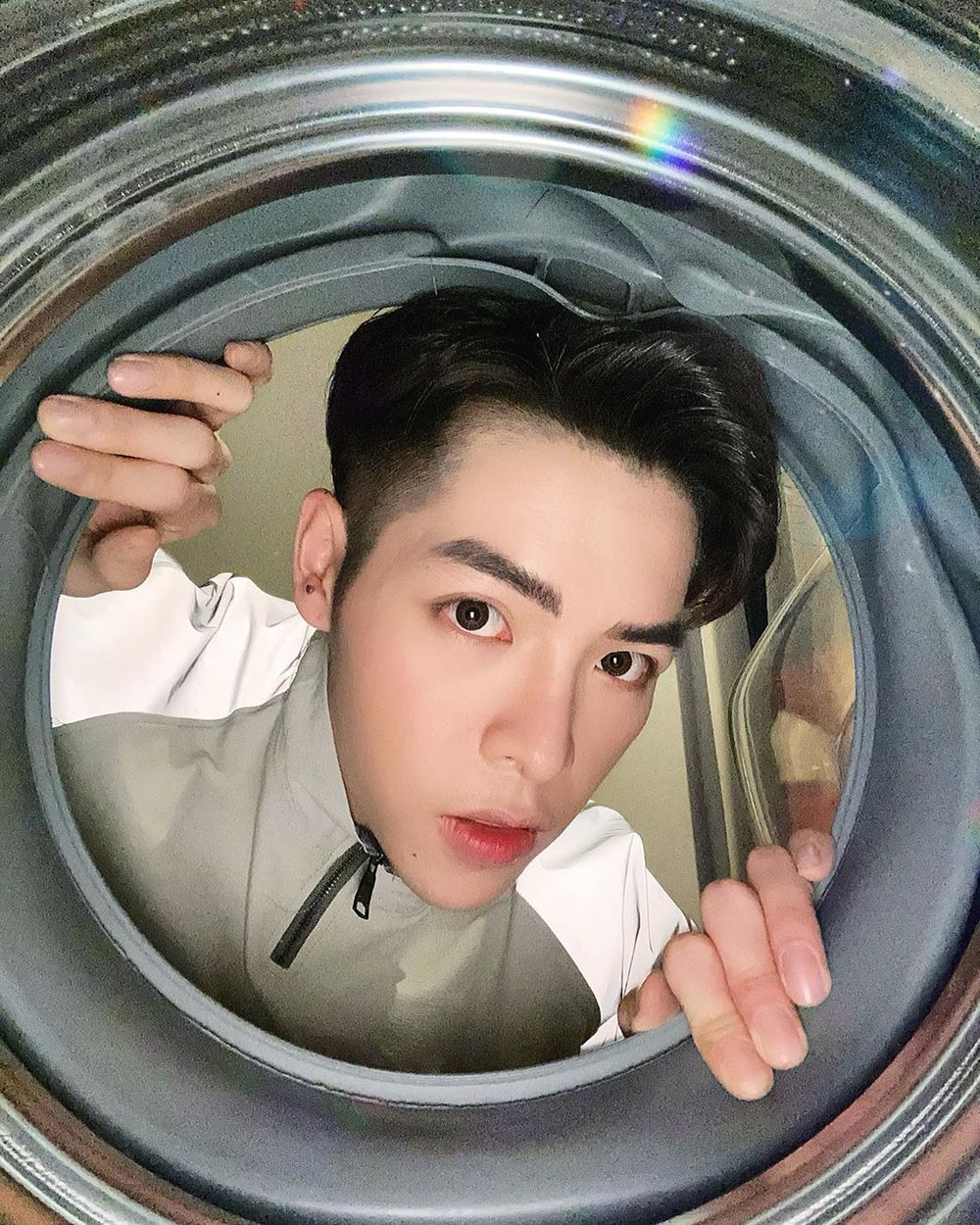  
Hình ảnh chụp trong lồng máy giặt được ca sĩ đăng tải (Ảnh: FBNV)