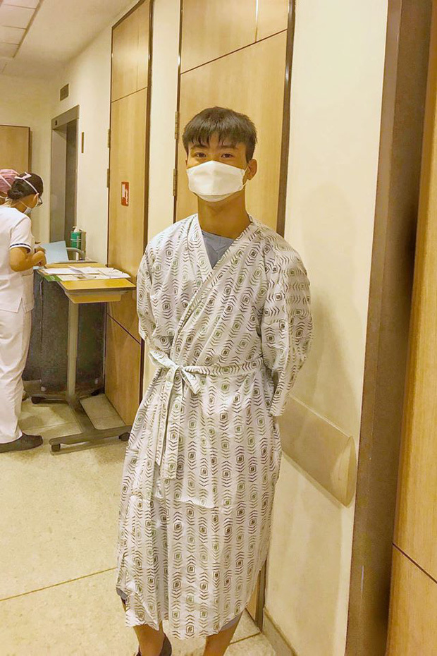  
Hình ảnh đầu tiên của Duy Mạnh tại bệnh viện Singapore trước khi phẫu thuật. (Nguồn ảnh: CLB Hà Nội)