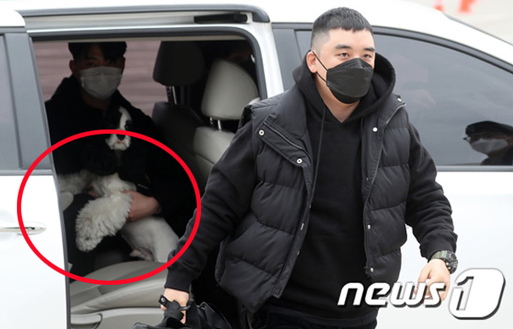 Netizen phát hiện Seungri được bạn gái tiễn đi trong ngày nhập ngũ