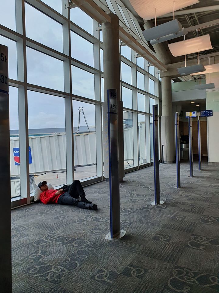  
Tuy nhiên một vài người lại quá khắt khe trước việc nam ca sĩ ngủ tại sân bay thế này. Ảnh: FBNV - Tin sao Viet - Tin tuc sao Viet - Scandal sao Viet - Tin tuc cua Sao - Tin cua Sao