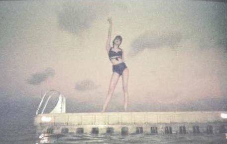  
Hình ảnh Lisa(BLACKPINK) thả dáng mặc trang phục bikini​ (Ảnh: BlackPink Vietnam FC).