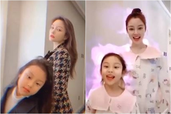 
2 mẹ con cùng quay clip vui nhộn theo "hot trend" (Ảnh: Weibo)