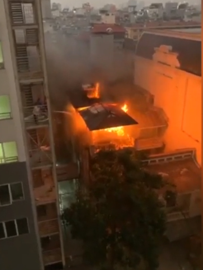  
Cận cảnh vụ cháy ở Hà Nội tại nhà lầu 3 tầng sau cây xăng Nam Đồng