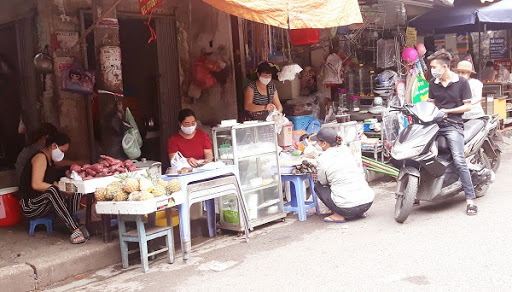  
Chợ dân sinh vẫn bán chỉ ngừng các cửa hàng ăn uống tại chỗ hoặc dịch vụ vui chơi. (Ảnh: Kinh tế Đô thị).
