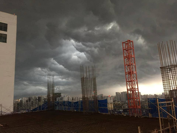  
Mây đen xuất hiện, giăng kín bầu trời (Ảnh: Net News)
