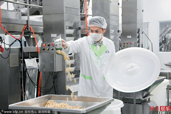  
Nhà máy sản xuất thực phẩm của Hà Gia Kính hiện nay có quy mô 20 nghìn mét vuông với 700 nhân viên. (Ảnh: CFP)