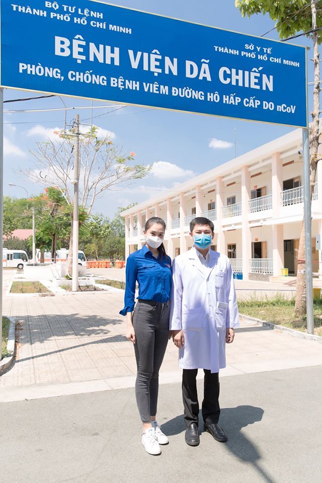  
Trần Tiểu Vy có mặt tại bệnh viện dã chiến ở Củ Chi (Ảnh: FBNV). - Tin sao Viet - Tin tuc sao Viet - Scandal sao Viet - Tin tuc cua Sao - Tin cua Sao