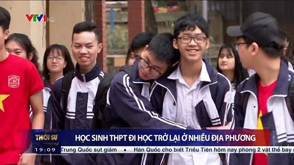  
Hình ảnh học sinh "tay bắt mặt mừng" sau khi đi học trở lại khiến nhiều cư dân mạng bật cười. (Ảnh: Chụp màn hình VTV1)