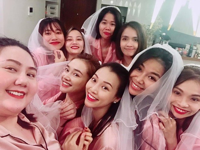  
Dàn sao Việt chọn dresscode là đồ pijama màu hồng, chất liệu lụa bóng mừng Hoàng Oanh chấm dứt cuộc đời độc thân. (Ảnh: FBNV)