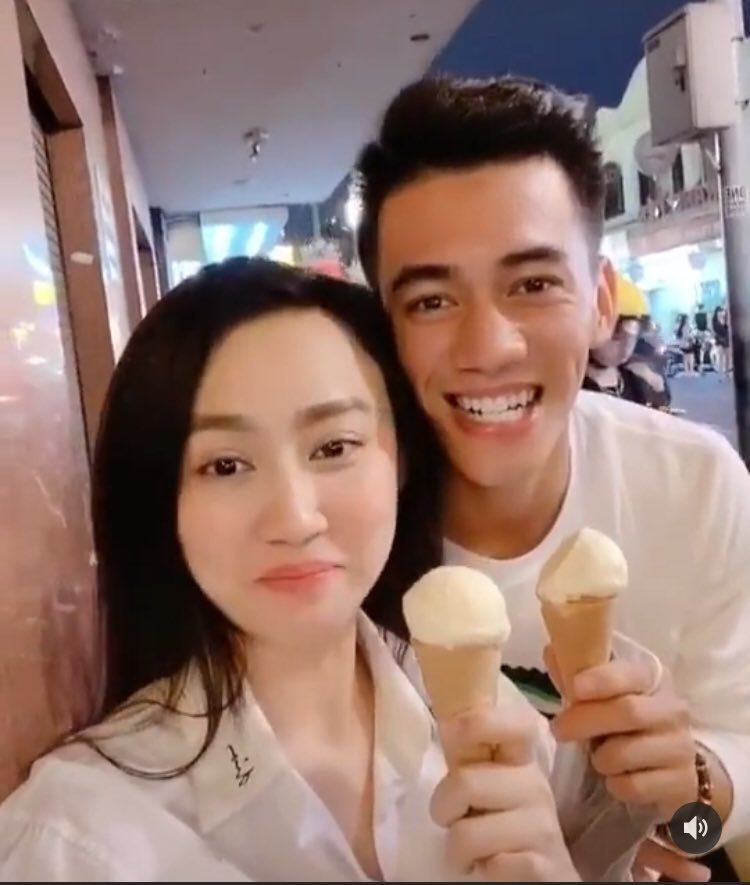  
Cặp đôi hẹn hò đi ăn kem với nhau. (Ảnh: Chụp màn hình) - Tin sao Viet - Tin tuc sao Viet - Scandal sao Viet - Tin tuc cua Sao - Tin cua Sao