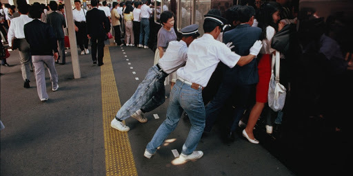 
Người Nhật đã quen với việc di chuyển trên những chuyến tàu đông đúc, ngộp người. (Ảnh: mikivj)