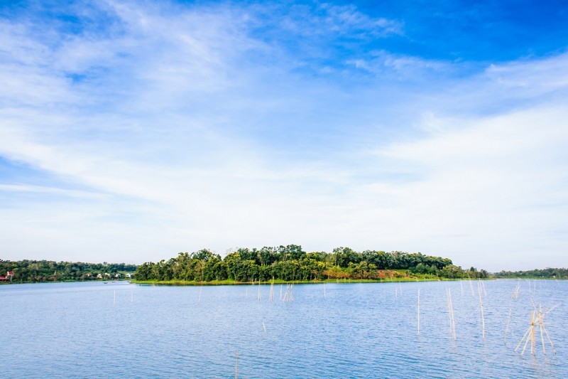  
Hồ Tây tại Đắk Mil mang màu xanh vắt, thanh bình. (Ảnh: Vivu)