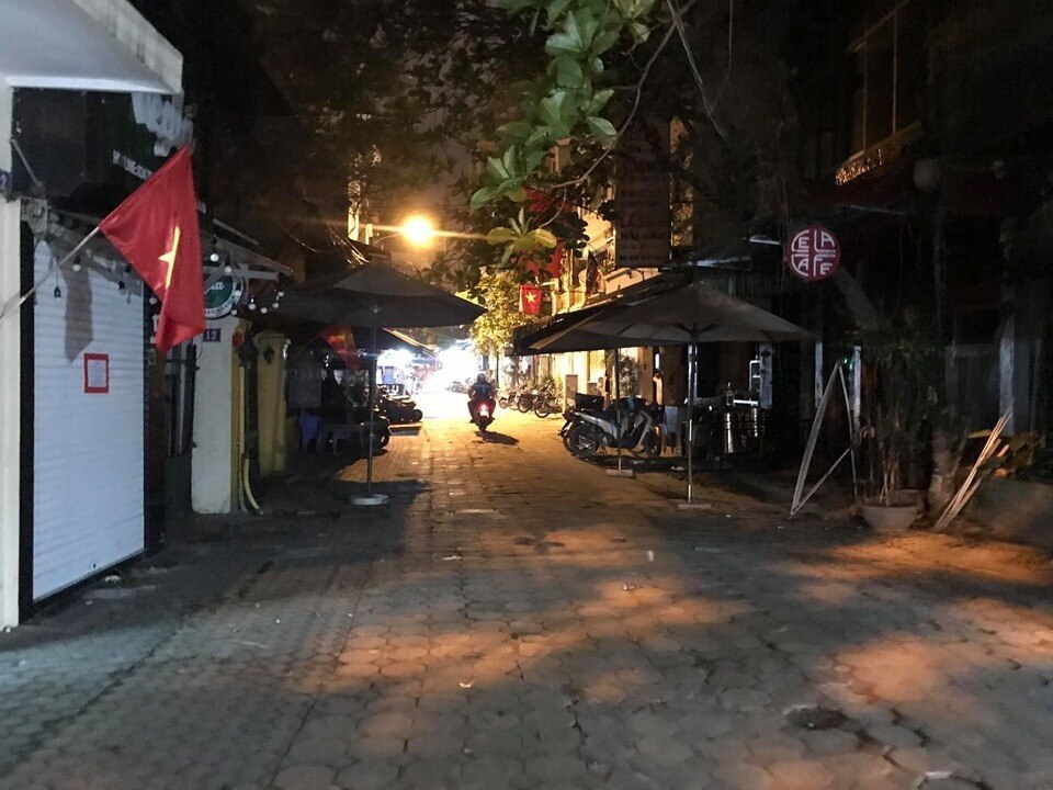  
Con phố Tống Duy Tân nhộn nhịp cũng trở nên im ắng sau khi có chỉ đạo tạm dừng hoạt động các cơ sở kinh doanh, nhà hàng ăn uống. (Ảnh: Pinterest)