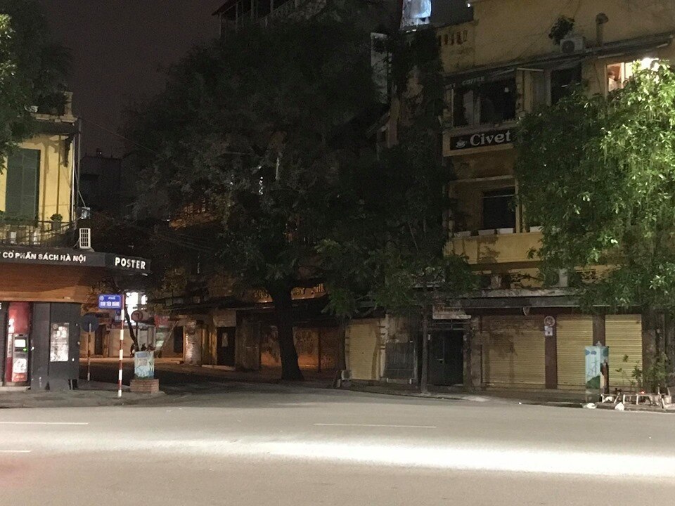  
Nhiều cơ sở kinh doanh ở Hà Nội đóng cửa sớm vào lúc 8 giờ tối. (Ảnh: Pinterest)