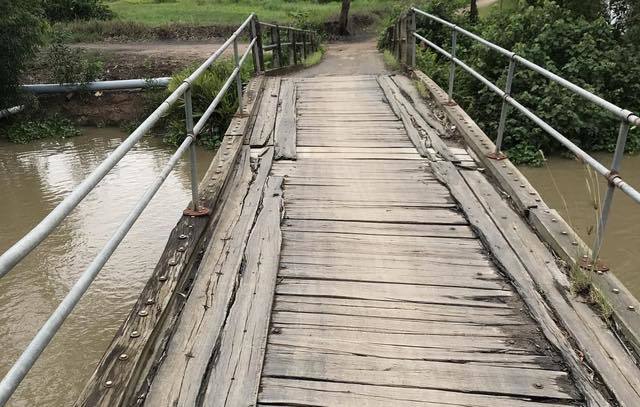  
Chiếc cầu cũ kĩ của người dân xã Tam Hiệp, Tiền Giang. (Ảnh: Zing)