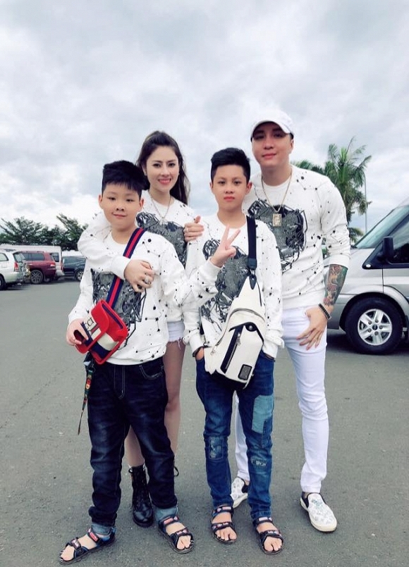  
Lâm Chấn Khang hạnh phúc cùng gia đình hiện tại (Ảnh: FB nhân vật).