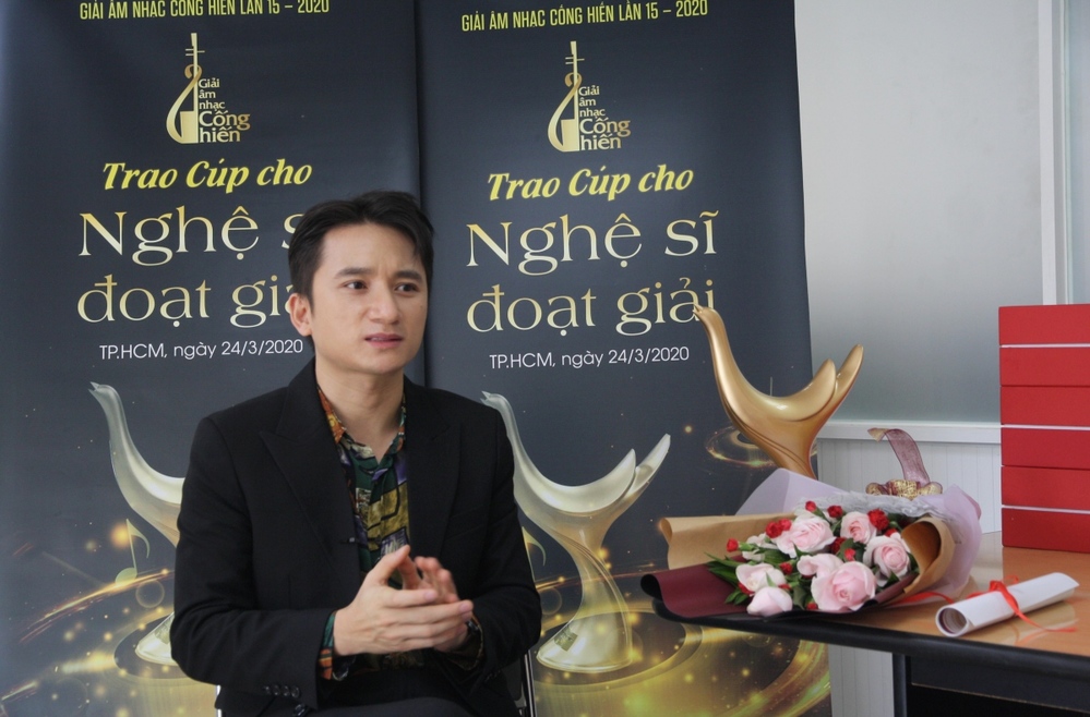  
Phan Mạnh Quỳnh chia sẻ lần đầu cầm trên tay cúp Cống Hiến 2020​.