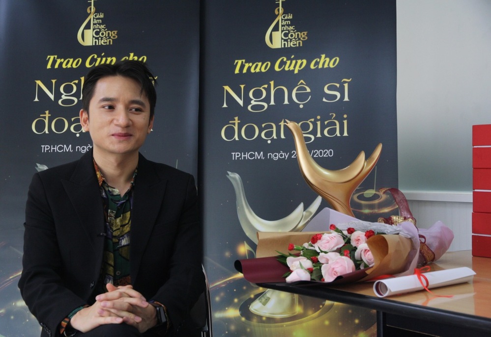  
Gương mặt hớn hở của Phan Mạnh Quỳnh khi nhận giải.