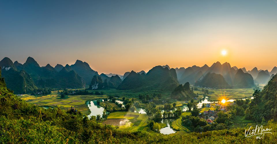  
"Mặt trời xuống núi" ở Phong Nậm Trùng Khánh, tỉnh Cao Bằng. (Ảnh: Nhật Minh)