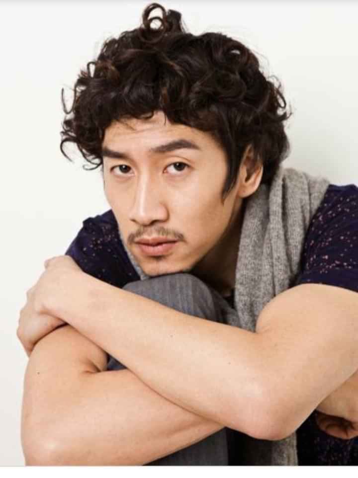  
Chàng "hươu cao cổ" Lee Kwang Soo uốn xoăn mái tóc trông cũng "rất gì và này nọ" nhưng lại không được lòng cư dân mạng. (Ảnh: BMSG)
