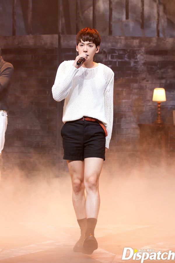  
Tạo hình của Kim Jin Woo (WINNER) khiến anh trông thật nữ tính, chiếc quần short có phần dìm vóc dáng của anh. (Ảnh: Internet)