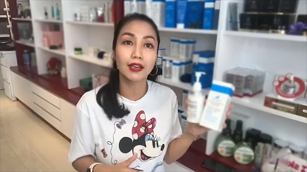  
Ốc Thanh Vân livestream để kiếm thêm thu nhập