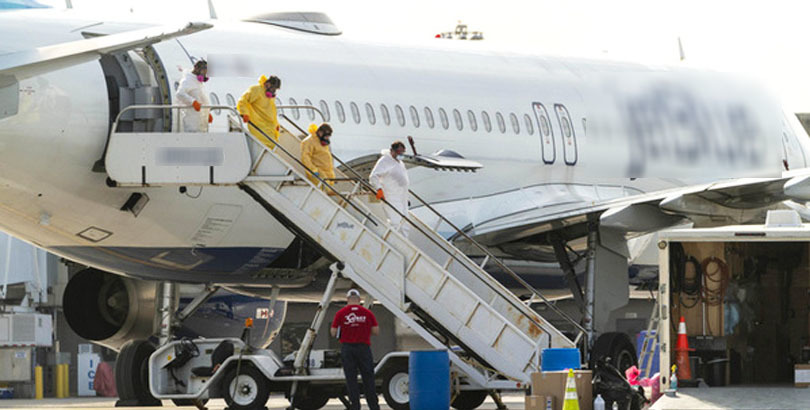  
Máy bay của hãng hàng không đã được khử trùng sau khi phát hiện hành khách dương tính với virus SARS-CoV-2. (Ảnh: The Palm Beach Post)