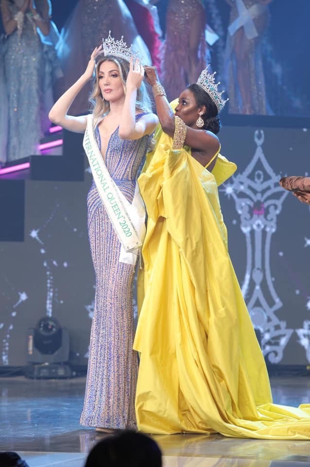  
Jazell Barbie Royal trao vương miện cho tân Hoa hậu - Valentina Fluchaire, chân dài đến từ Mexico. (Ảnh: Page cuộc thi)