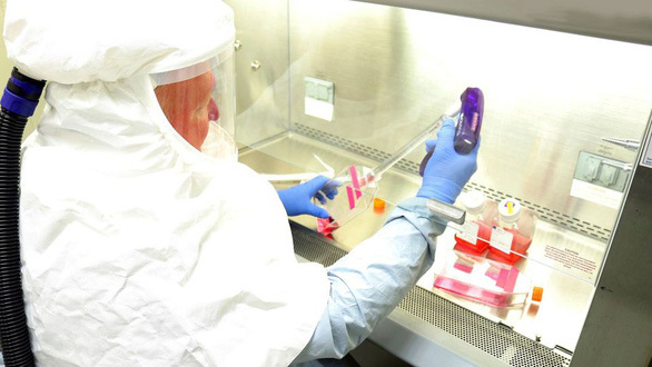  
Một nhà khoa học đang nghiên cứu vắc xin Covid-19 tại Mỹ. (Ảnh: AFP)