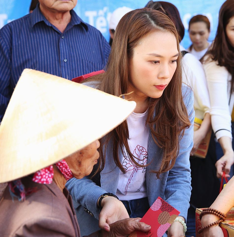  
Hình ảnh Mỹ Tâm trong chuyến đi từ thiện ở Quảng Nam. Ảnh: FBNV.