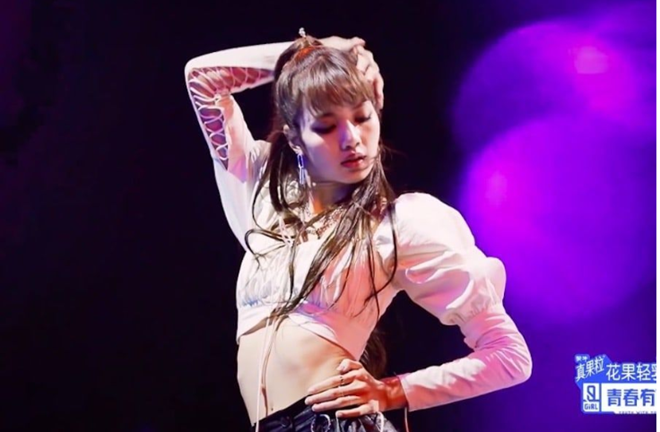 Netizen Trung trầm trồ trước vòng eo xương sườn của Lisa