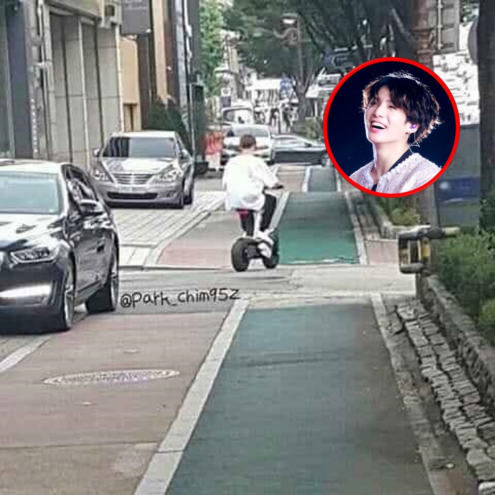  
Khoảnh khắc Jungkook chạy xe đi mua sữa chuối, bóng dáng nhỏ bé làm ARMY muốn che chở cho cậu em út này. - Ảnh: Hóng hớt Kbiz Group.