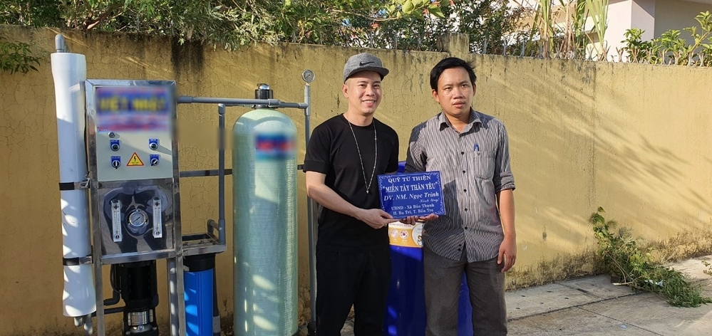  
Người thân của Ngọc Trinh đã đến từng địa phương để tặng máy lọc nước. (Ảnh: FBNV) - Tin sao Viet - Tin tuc sao Viet - Scandal sao Viet - Tin tuc cua Sao - Tin cua Sao