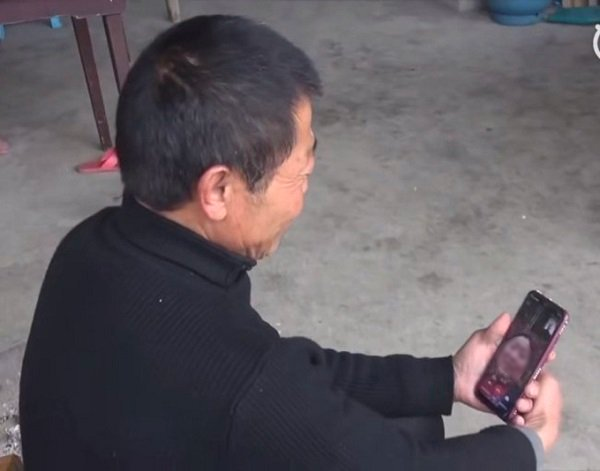  
Ông Zhu nói chuyện với một người thân khác trong gia đình sau nhiều năm xa cách. (Ảnh: Daily Mail)