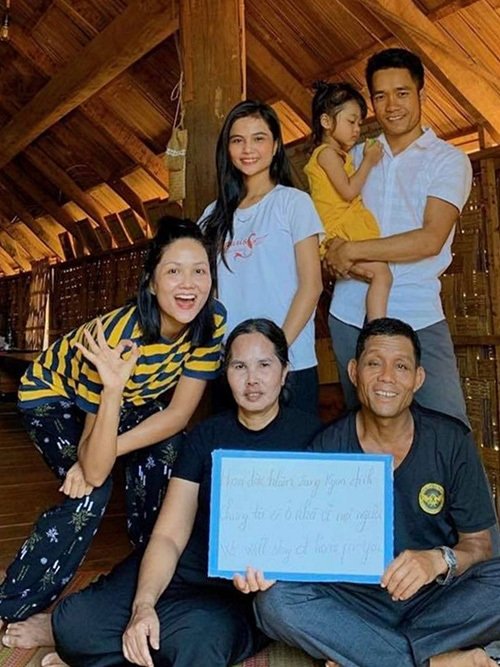  
H'Hen Niê chia sẻ ảnh gia đình hạnh phúc, H'Min Niê (áo trắng) đứng cạnh chồng con. (Ảnh: Instagram NV)