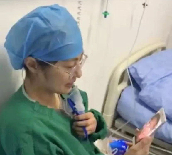 
Nữ y tá Vương Lâm xúc động gọi điện thoại cho người thân từ trong khu cách ly (Ảnh: eastday.com)