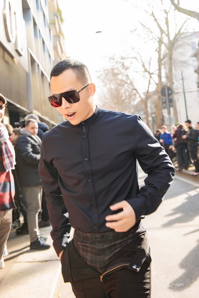  
Vũ Khắc Tiệp diện mốt quần quên kéo khóa tại Milan Fashion Week hồi cuối tháng 2 vừa rồi. (Ảnh: NVCC)