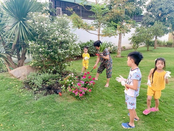  
Các nhóc tỳ nhà Ốc Thanh Vân đeo găng tay hào hứng làm vườn. (Ảnh: FBNV) - Tin sao Viet - Tin tuc sao Viet - Scandal sao Viet - Tin tuc cua Sao - Tin cua Sao