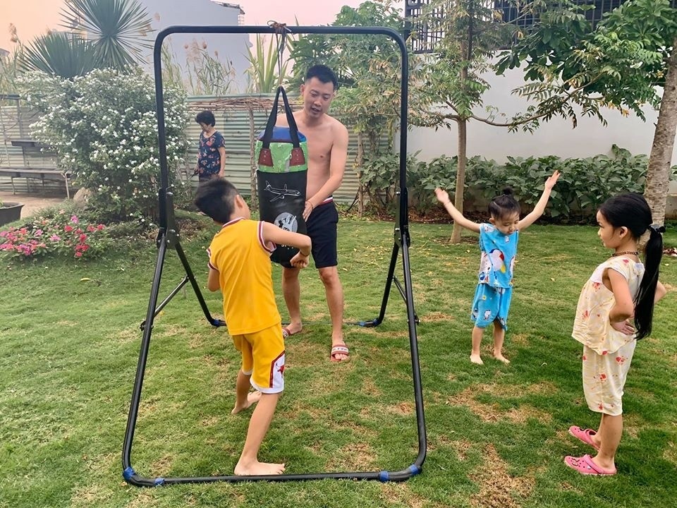  
Bố Trí Rùa cũng dạy các nhóc tỳ chơi thể dục, thể thao nâng cao sức khỏe tại gia. (Ảnh: FBNV) - Tin sao Viet - Tin tuc sao Viet - Scandal sao Viet - Tin tuc cua Sao - Tin cua Sao