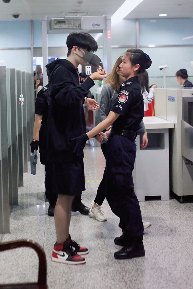  
Vừa cởi khẩu trang, Tiêu Chiến khiến nữ nhân viên sân bay "mất hồn". (Ảnh: Weibo Việt Nam)