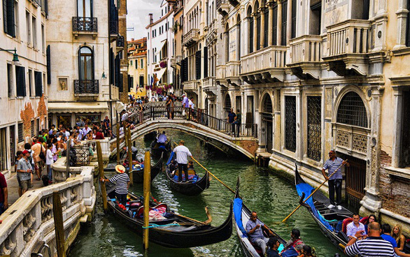  
Dòng kênh Venice đông vui, nhộn nhịp trong mùa du lịch hàng năm. (Ảnh: Thelocal)