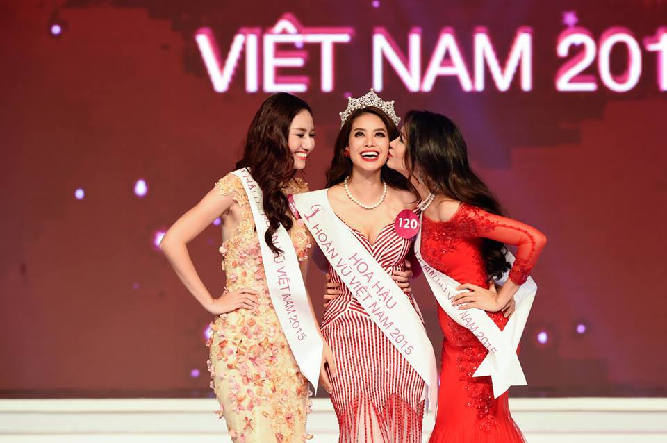  
Sau đúng 1 năm, Phạm Hương đăng quang ở ngôi vị cao nhất Hoa hậu Hoàn vũ Việt Nam 2015. Cô nàng trở thành niềm tự hào của nhan sắc Việt ở đấu trường quốc tế và được ưu ái với danh xưng "Hoa hậu Quốc dân" (Ảnh: Minh họa)