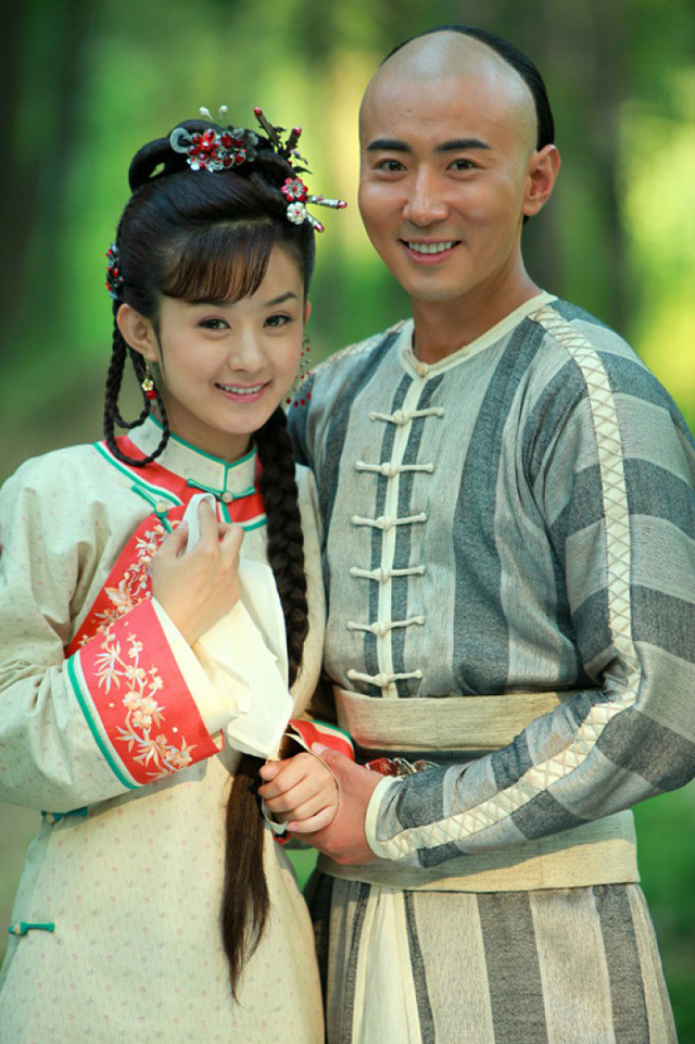  
Triệu Lệ Dĩnh và Cao Tử Kỳ trong bộ phim Tân hoàn châu cách cách.