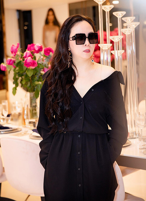  
Phượng Chanel thậm chí còn biến tấu mẫu váy đen kín đáo thành hở nút mặc lệch vai "trendy". (Ảnh: FBNV)