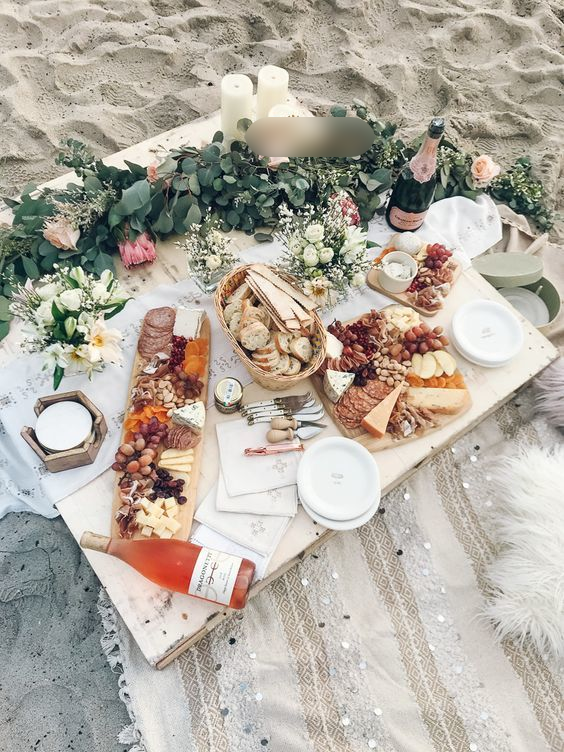  
Một buổi picnic nhỏ với thức ăn ngon và cảnh đẹp thì thế nào nhỉ (Ảnh Pinterest)