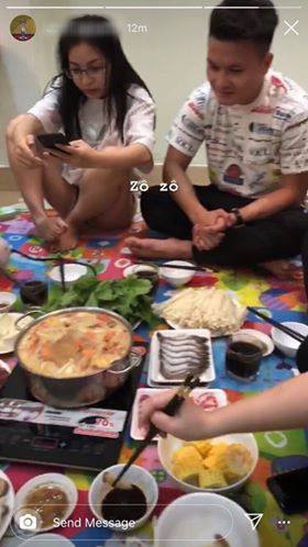  
Quang Hải và Nhật Lê ngồi cùng nhau trong bữa tiệc với bạn bè. (Ảnh: Chụp màn hình).