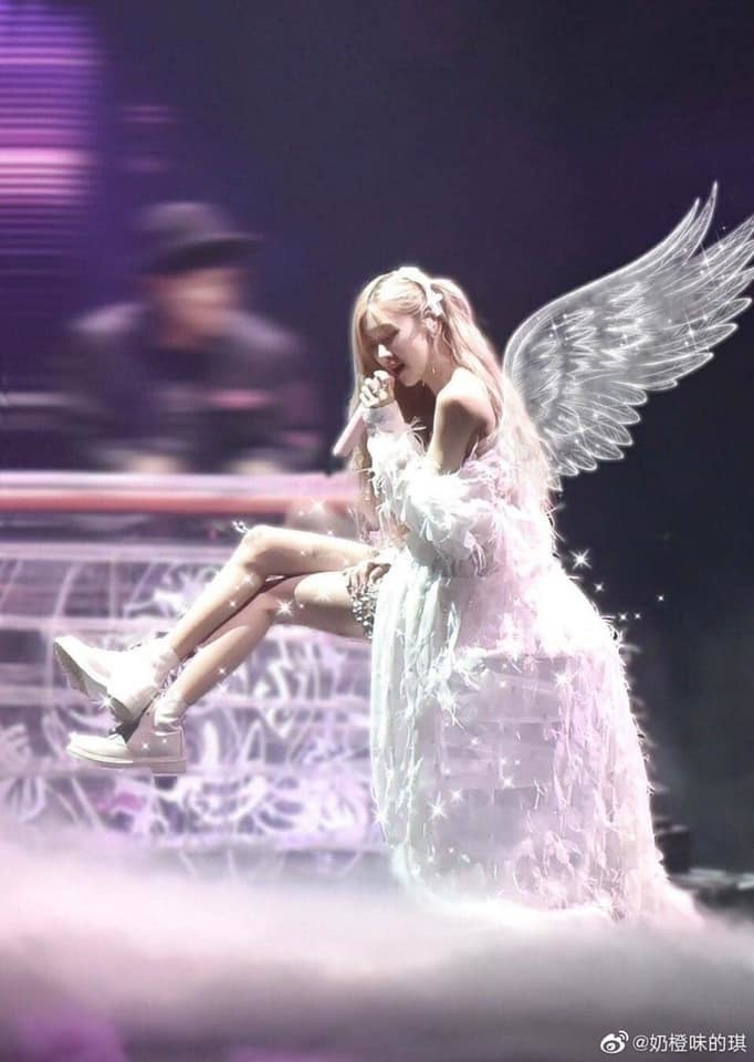  
Fan đã gắn thêm chiếc cánh thiên thần vì trông Rosé chẳng khác gì một thiên thần cả.